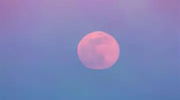 سحر الفلك في أبريل 2026: القمر الوردي يواصل السطوع ويهيئ الأجواء لـ “قمر الزهور”